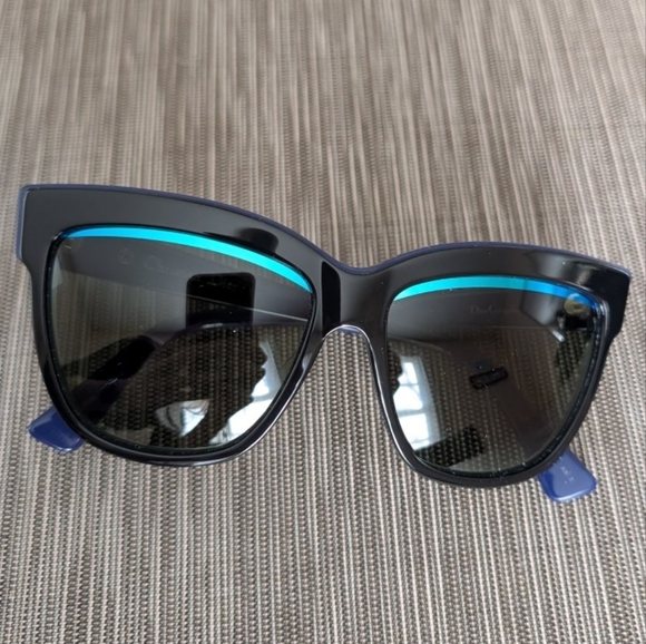 DIOR Graphic Collection, Like New - Picture 2 of 12